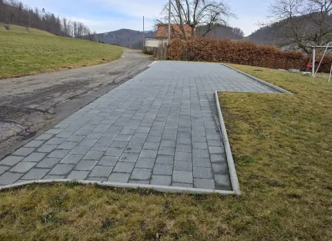6 Aussenparkplätze, neu und eben