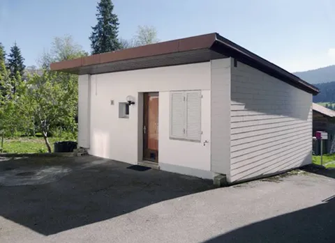 Une petite maison indépendante avec cet immeuble de 4 appartements, studio, disponible, 2 garages