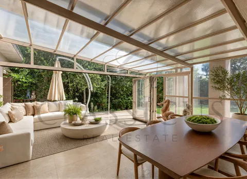 Une maison de famille rare avec jardin, bassin de nage et env. 440 m² utiles