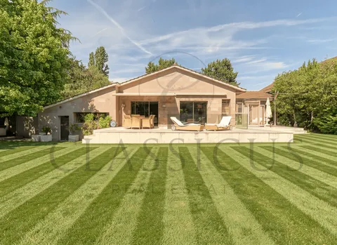 Une maison de famille rare avec jardin, bassin de nage et env. 440 m² utiles