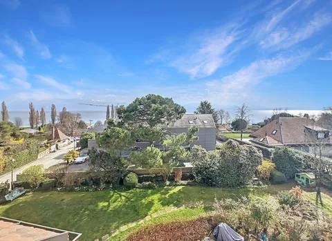 Au centre de St-Sulpice , plein sud et vue dégagée sur le lac