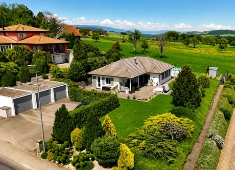 Villa de plain-pied 4.5 pièces avec piscine, jacuzzi, salle de cinéma et 3 garages box