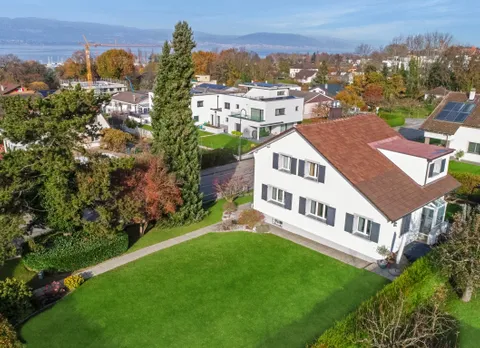 Belle propriété rénovée avec soin et grand jardin arboré