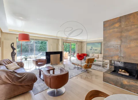 Une maison de famille rare avec jardin, bassin de nage et env. 440 m² utiles