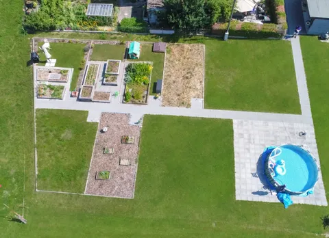 Grand jardin, terrasse, piscine, potager et bien plus … proche de la plage !