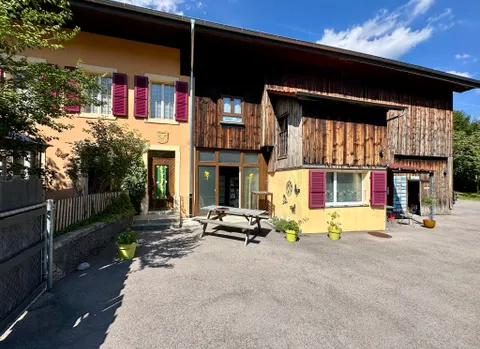 Maison de caractère avec rural et verger au c?ur du village