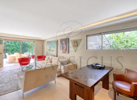 Une maison de famille rare avec jardin, bassin de nage et env. 440 m² utiles