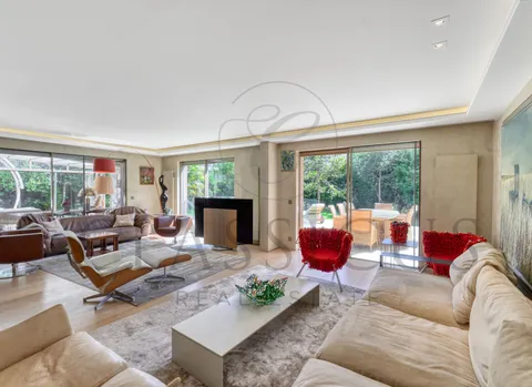 Une maison de famille rare avec jardin, bassin de nage et env. 440 m² utiles