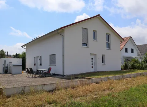 6 ½ – Zimmer-Einfamilienhaus mit 2 – Zimmer Einliegerwohnung (rollstuhlgängig) an sehr ruhiger und sonniger Lage