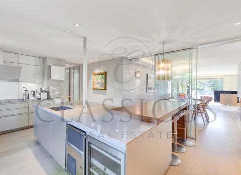 Une maison de famille rare avec jardin, bassin de nage et env. 440 m² utiles