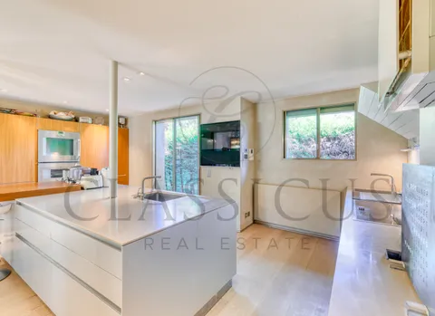 Une maison de famille rare avec jardin, bassin de nage et env. 440 m² utiles