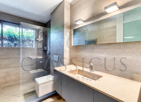 Une maison de famille rare avec jardin, bassin de nage et env. 440 m² utiles