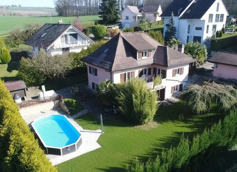Maison individuelle de 6.5 pces avec apparemment de 3 pces, piscine et grand jardin – à 10 min de Lausanne