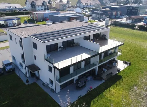 Lichtdurchflutetes Attika mit grosser Terrasse und Seesicht – Cheyres