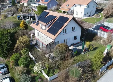 Belle maison familiale de 6,5 pièces avec véranda, jardin arboré et panneaux solaires – Ursy (FR)