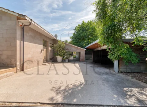Une maison de famille rare avec jardin, bassin de nage et env. 440 m² utiles