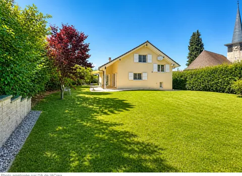 Spacieuse maison familiale, grand jardin verdoyant et garages pour 4 voitures + 2 places de parcs