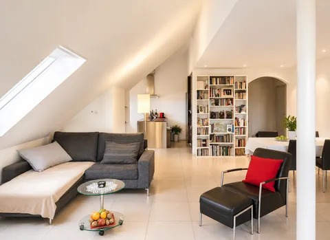 Geräumige 3.5-Zimmer Dachwohnung mit Aussicht in Weiningen
