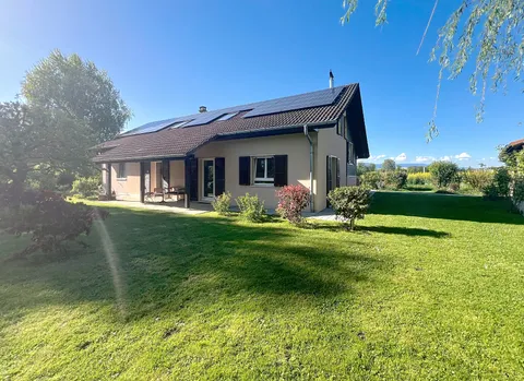 Spacieuse maison soigneusement rénovée, avec studio indépendant, dans un écrin de verdure !