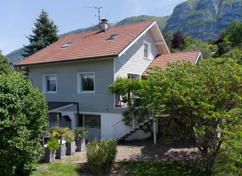 FRANCE VOISINE À VENDRE – BOSSEY – VILLA DE CHARME AVEC VUE IMPRENABLE SUR LE BASSIN GENEVOIS