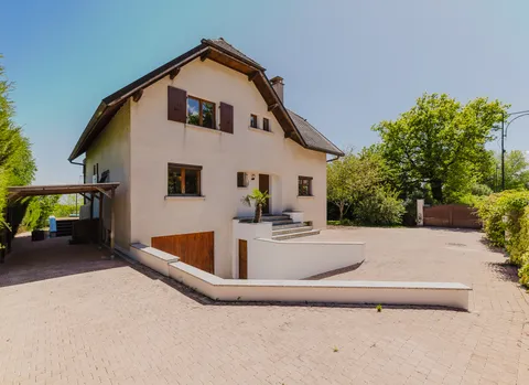 À vendre : Échenevex Villa rénovée avec piscine, vue dégagée sur les Alpes.
