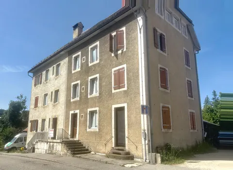 Idéal pour entreprise de rénovation ou de construction, rendement actuel 7.2 % mais en faisant le nécessaire les loyers pourront être augmenter, à vous de voir…