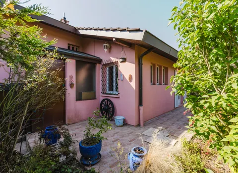 À LOUER – CHARMANTE MAISON JUMELÉE AVEC JARDIN ET VÉRANDA À ONEX (GE)