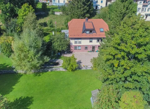 Villa familiale  avec 2 appart de 4.5 et 3.5 – 2 studios, un local atelier et grande parcelle