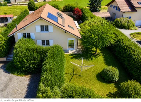Spacieuse maison familiale, grand jardin verdoyant et garages pour 4 voitures + 2 places de parcs