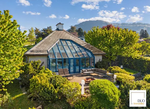 Villa d&rsquo;architecte avec vue lac, grand jardin et situation privilégiée