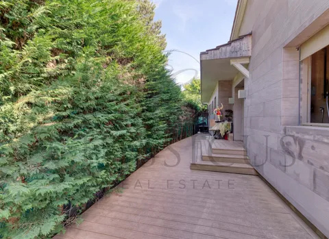 Une maison de famille rare avec jardin, bassin de nage et env. 440 m² utiles