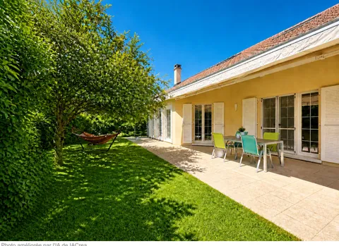 Spacieuse maison familiale, grand jardin verdoyant et garages pour 4 voitures + 2 places de parcs