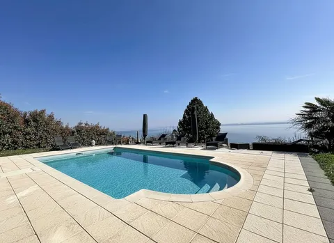 Une propriété unique entre ciel, lac et montagnes