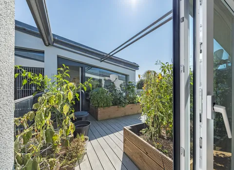 Dachwohnung mit moderne Architektur und sonniger Terrasse