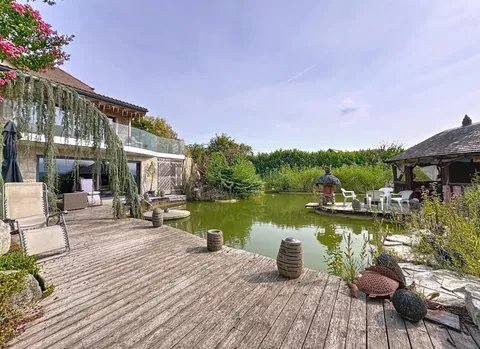 Une adresse unique, entre eau, nature et élégance, pour ceux qui recherchent une propriété que l’on ne rencontre qu’une fois dans sa vie.