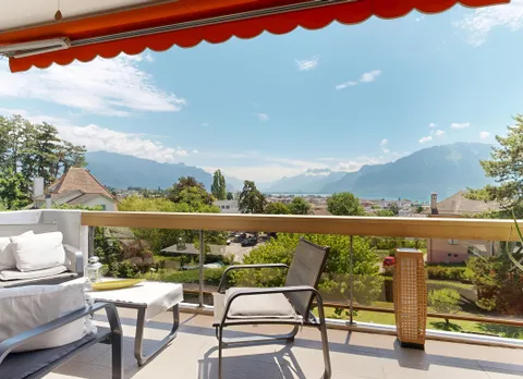 Vue sur le lac et les montagnes