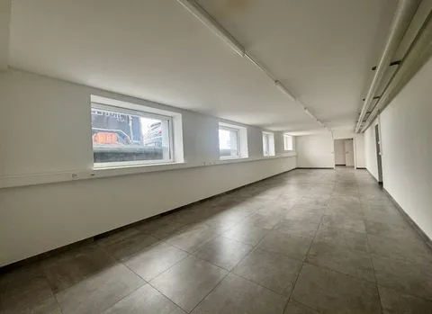 A VENDRE OU A LOUER Local commercial avec entrée indépendante