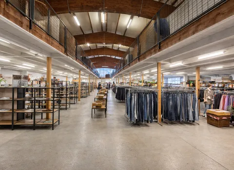 ATTRAKTIVE GEWERBEFLÄCHE IN ZENTRALER LAGE – FLEXIBEL, GROSSZÜGIG UND LOGISTISCH OPTIMAL