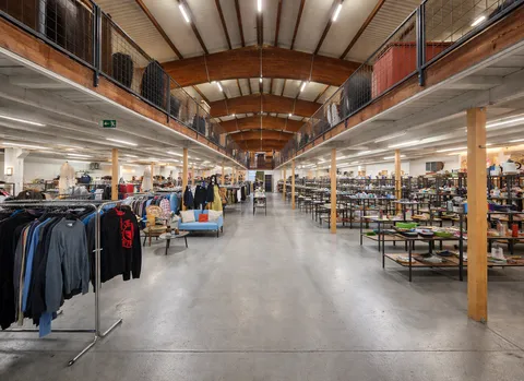 ATTRAKTIVE GEWERBEFLÄCHE IN ZENTRALER LAGE – FLEXIBEL, GROSSZÜGIG UND LOGISTISCH OPTIMAL