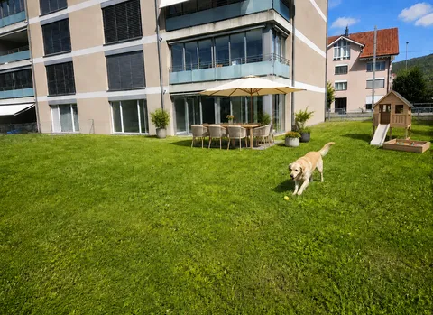 Exklusive 4.5-Zimmer-Gartenwohnung mit 400 m² Privatgarten in Aesch