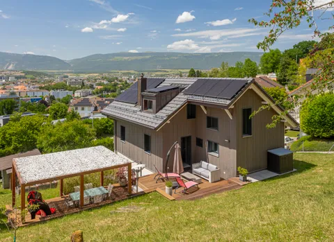 Élégante propriété familiale avec vue dégagée sur le Jura