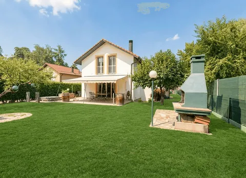 Villa familiale avec jardin arboré dans un quartier résidentiel de Vernier