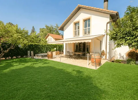 Villa familiale avec jardin arboré dans un quartier résidentiel de Vernier