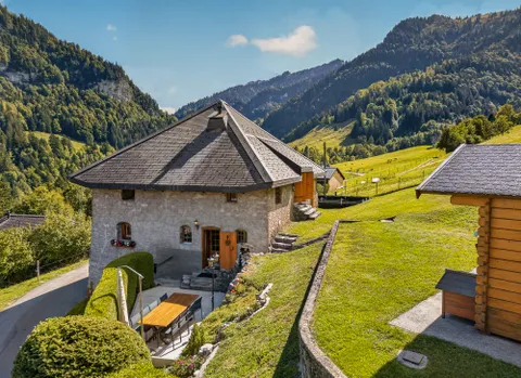 Maison de 1691 avec cachet, vue dégagée et panneaux entièrement rénovée  — Haut-Intyamon