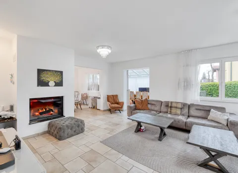 Magnifique villa individuelle rénovée avec deux logements indépendants et vue sur le Jura