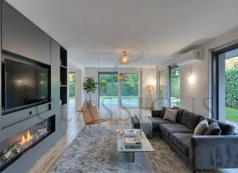 Maison contemporaine avec piscine et rooftop jacuzzi vue lac