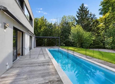 Maison contemporaine avec piscine et rooftop jacuzzi vue lac