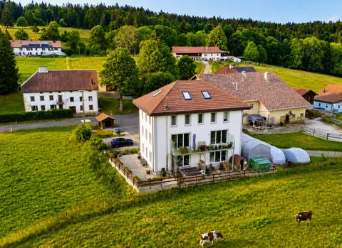 Bien rare et élégant, offrant un cadre idéal pour une famille ou une activité B&B, avec vue spectaculaire