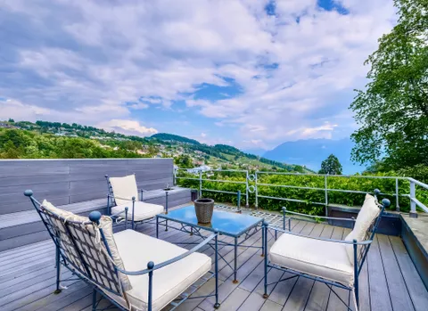 TRES BELLE VILLA CONTEMPORAINE VUE LAC AU CALME