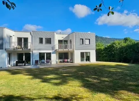 Villa mitoyenne située dans un agréable quartier prisé de Fleurier